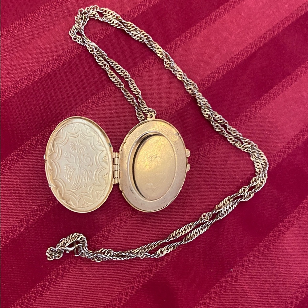 Vintage Gold Tone Pendant Locket & Chain Necklace - Picture 9 of 10